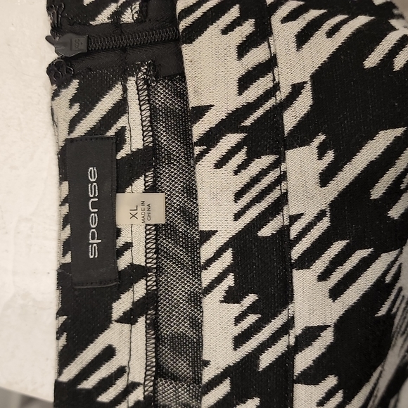 Blk and white skirt - Picture 3 of 3